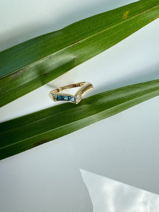 14k V Shaped Diamond and Natural ( Topaz) Ring Snake Detail